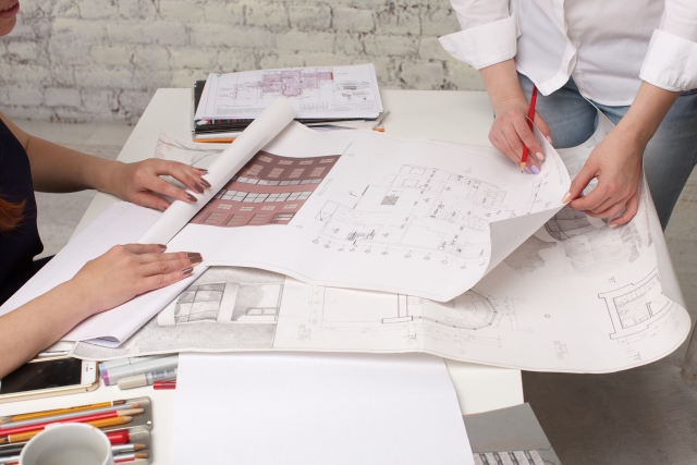 資料を見ながら打ち合わせを行う様子