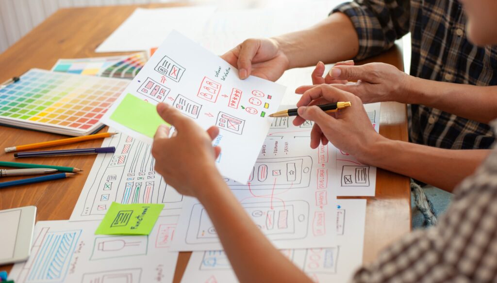 デザインの打ち合わせをするスタッフ