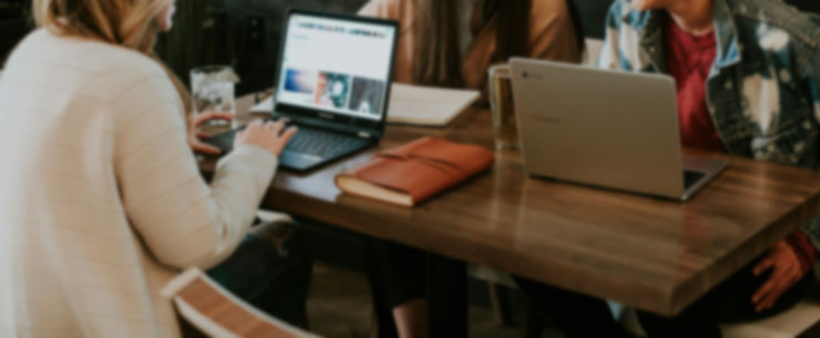 パソコンを開いて話している様子