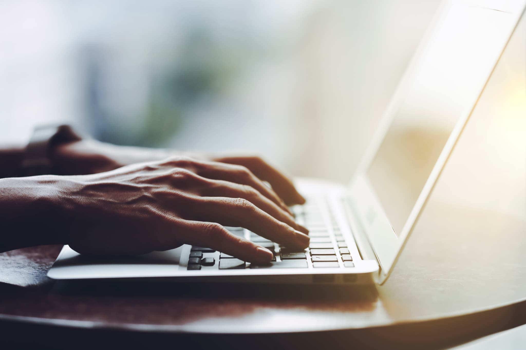 パソコンを打ち込む手