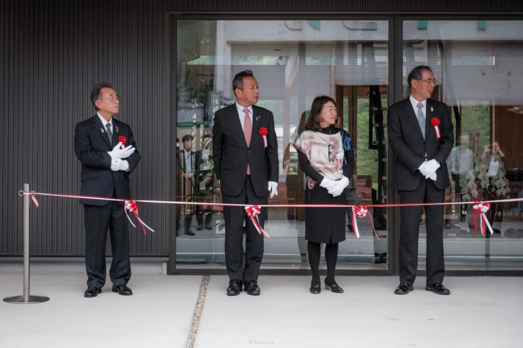 （左から　但陽信用金庫　桑田　純一郎理事長、朝来市　藤岡　勇市長、株式会社デザインクラブ　小川　千賀子、朝来市生野町2区　小島　茂幸副会長）