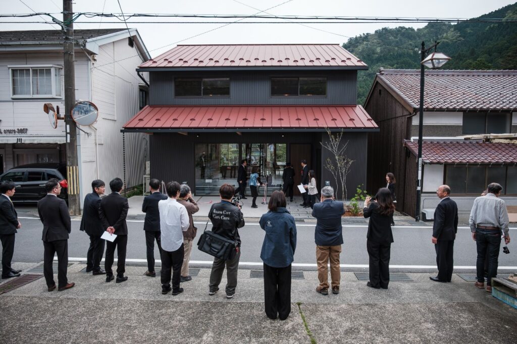 式典に参加する関係者