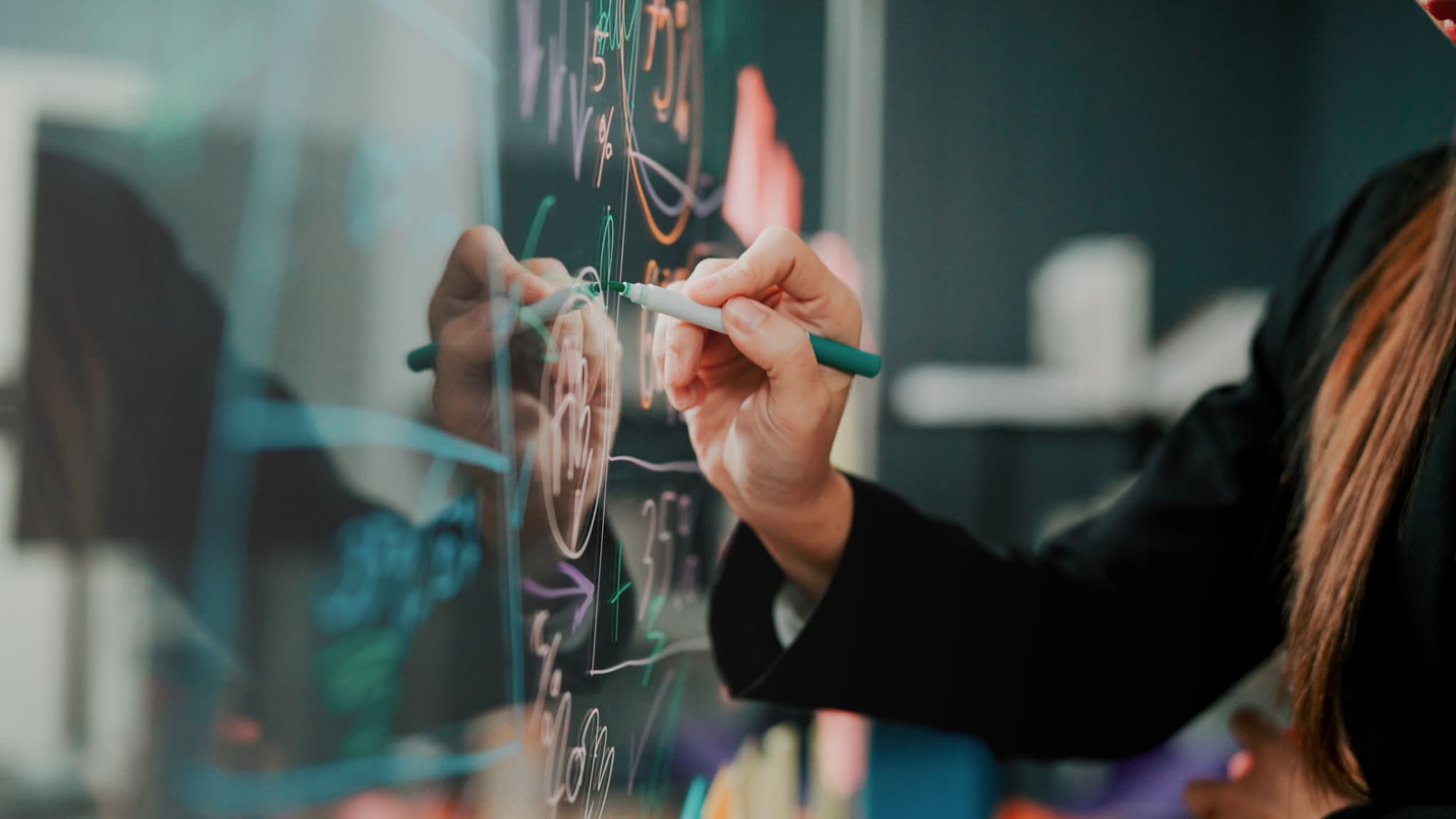 女性が設計・デザインを行なっている様子